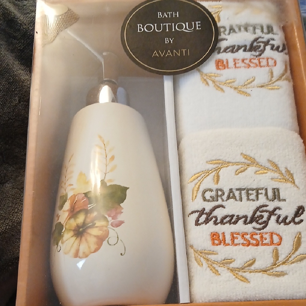 Avanti 3 Pc Gift Set 1 Lotion Pump & 2 Fingertip Towels NIB Grateful Thankful